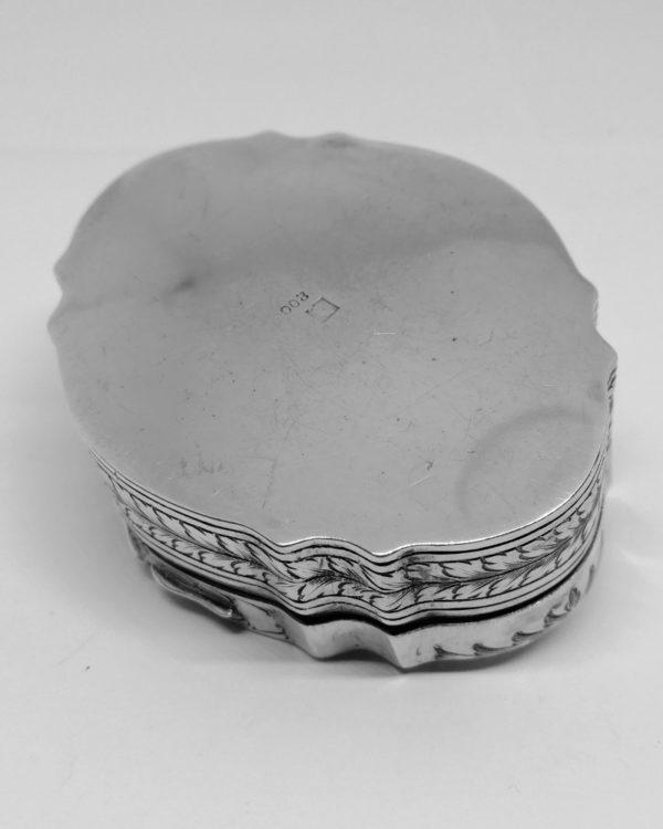 boîte argent massif avec riche décor végétal et sertie d'un cabochon d'agate, vers 1900