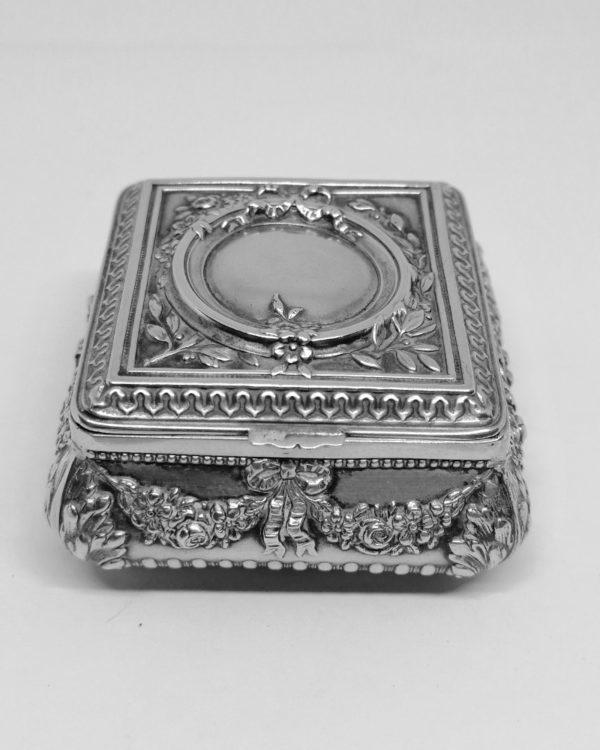 boîte argent massif de forme carré er richement ouvragé vers 1900