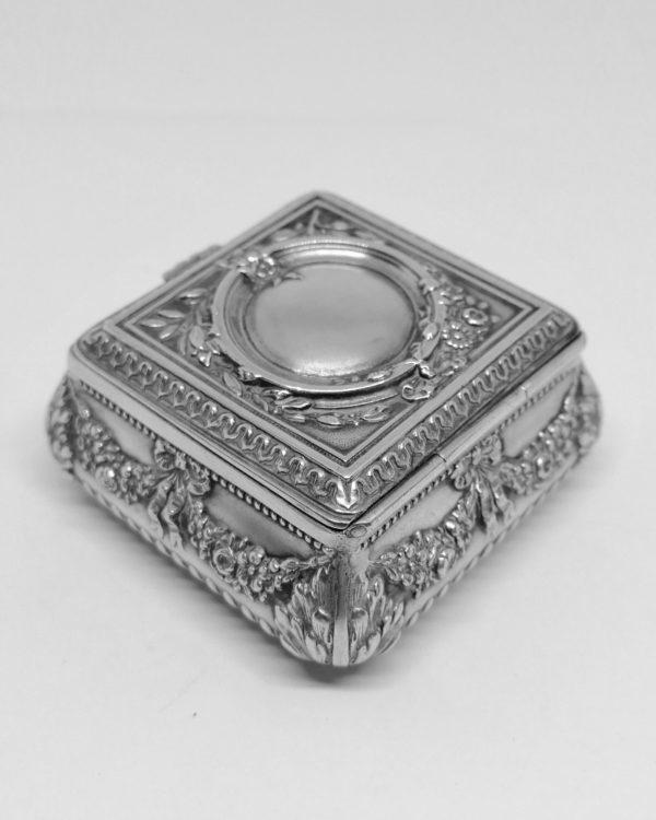 boîte argent massif de frome carré et richement ouvragée vers 1900