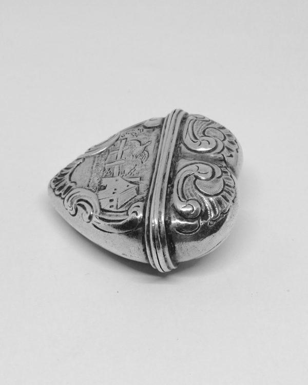 boîte en argent massif en forme de coeur vers 1920