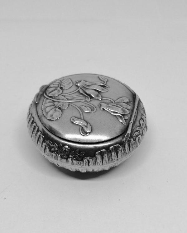 boîte argent massif de forme ronde richement ouvragée vers 1900