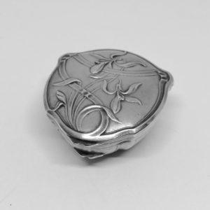 boîte argent massif de forme peu courante et décor d'orchidées vers 1900