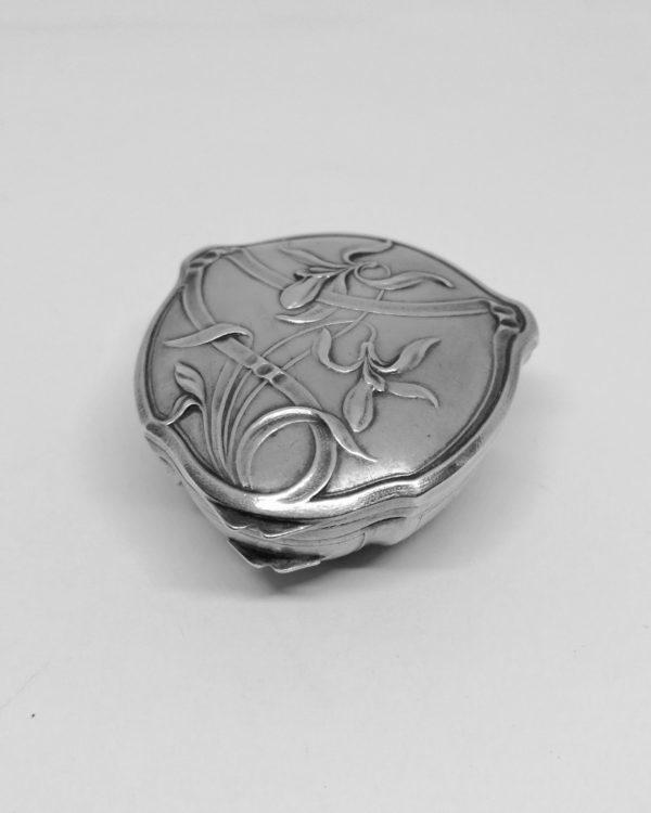 boîte argent massif de forme peu courante et décor d'orchidées vers 1900