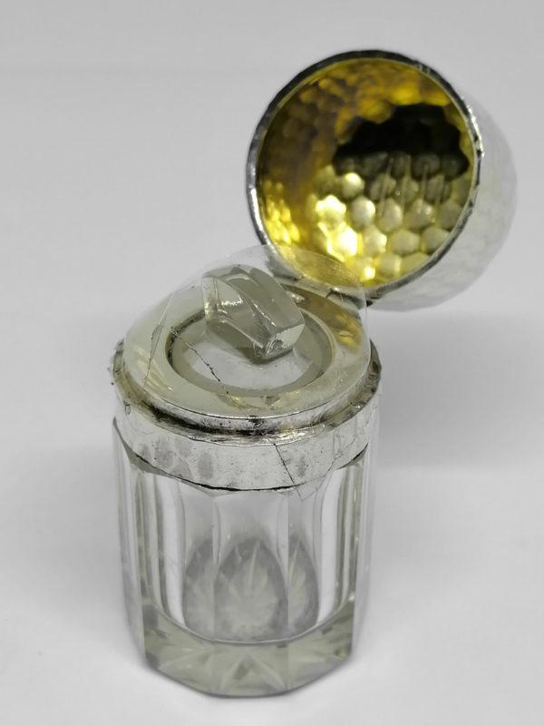 flacon à sels en argent massif et cristal taillé vers 1900