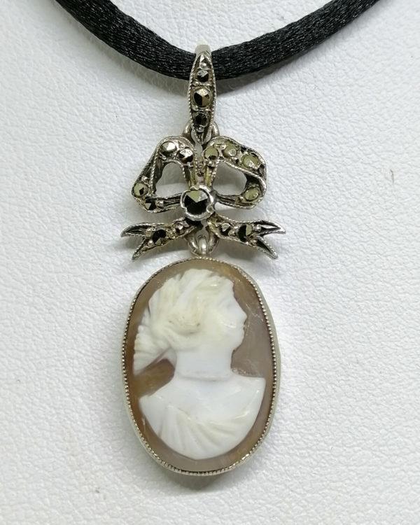 pendentif argent avec portrait en camée coquillage et pavage de marcasites vers 1900