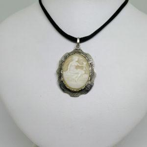 pendentif argent avec camée coquillage scène à l'antique vers 1920.