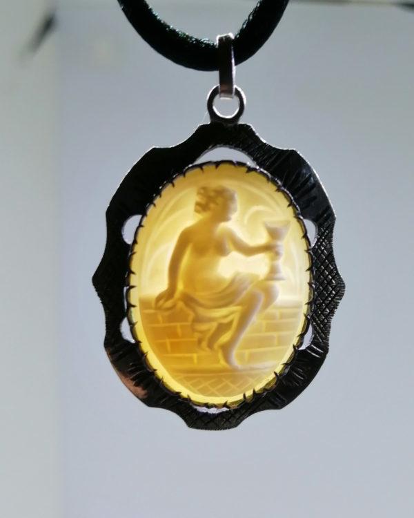 pendentif argent avec camée coquillage blanc vers 1920.