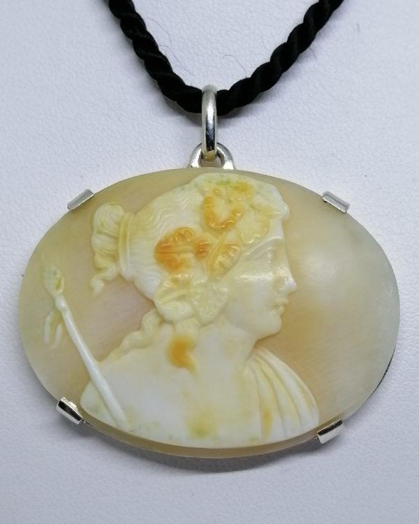 pendentif argent avec camée coquillage représentant un portrait de femme à l'antique.