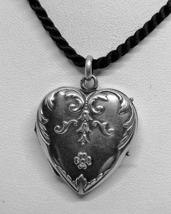pendentif argent porte-photo en forme de coeur vers 1900.