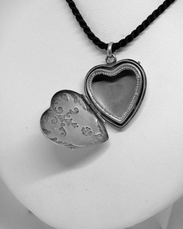 pendentif argent porte-photo en forme de coeur vers 1900.