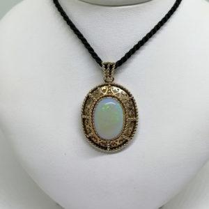 pendentif argent vermeil, avec gros cabochon d'opale vers 1930-40.