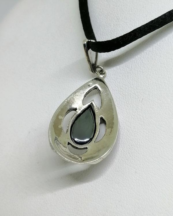 pendentif argent en forme de goutte avec hématite et marcasites art déco vers 1930.