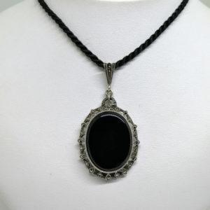 pendentif argent avec onyx et marcasites vers 1925.