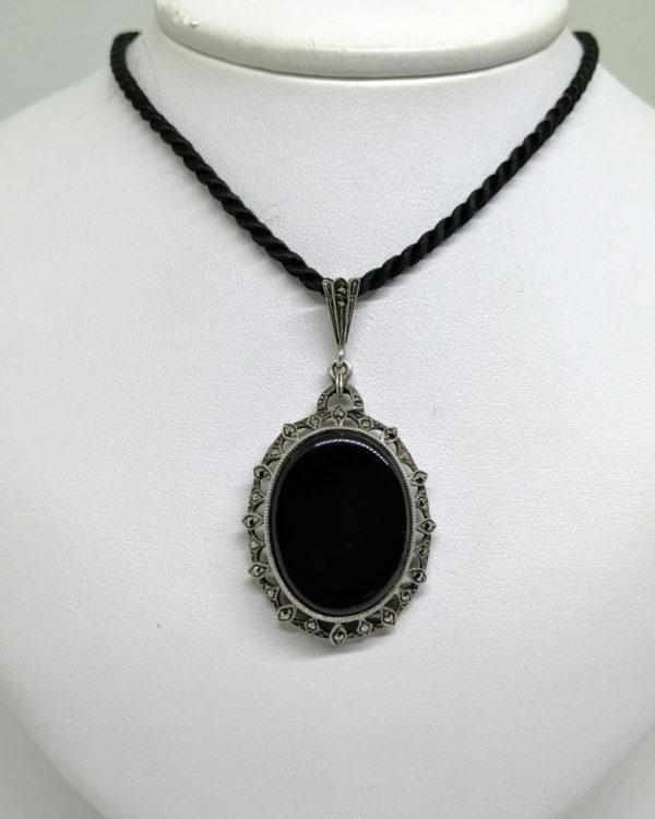 pendentif argent avec onyx et marcasites vers 1925.