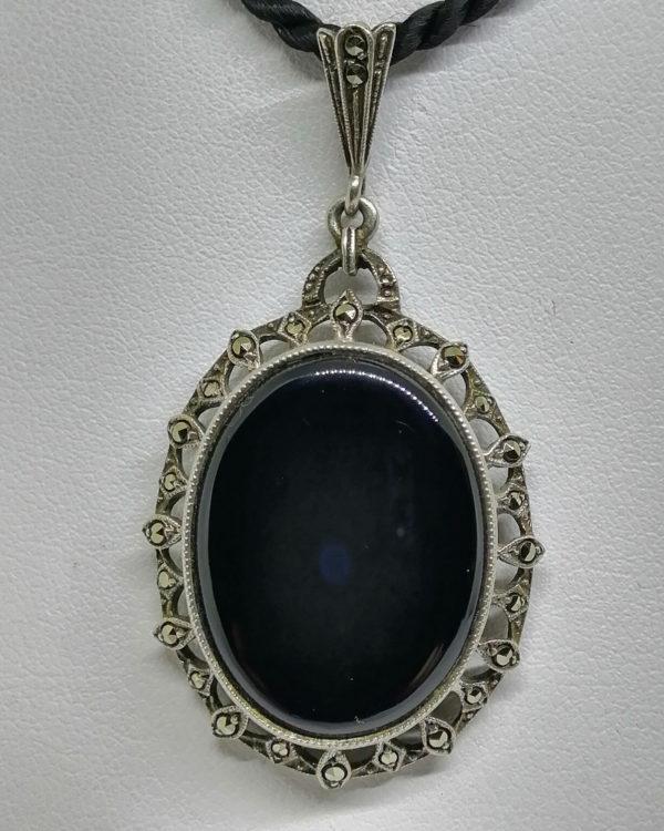 pendentif argent avec onyx et marcasites vers 1925.