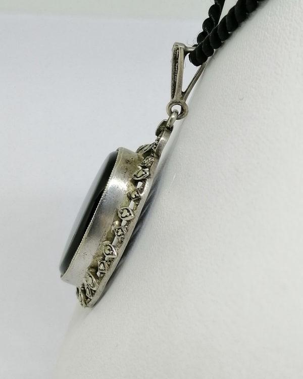 pendentif argent avec onyx cabochon et pavage de marcasites vers 1925.