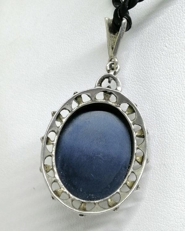 pendentif argent avec onyx cabochon et pavage de marcasites vers 1925.