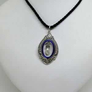 pendentif argent avec cerclage en émail et pampille avec perle baroque vers 1900, art nouveau.