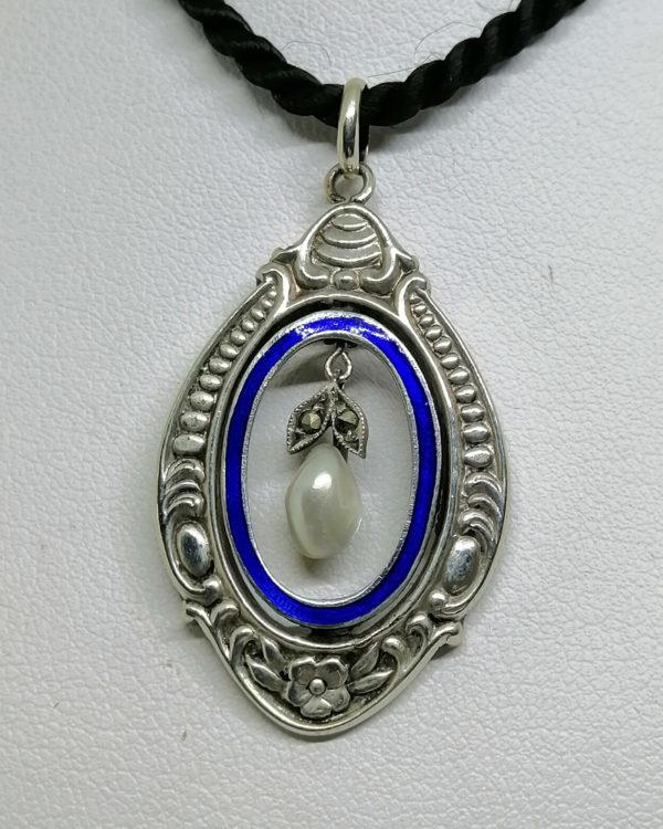 pendentif argent avec cerclage en émail bleu, et pampille avec perle baroque et marcasites , 1900.