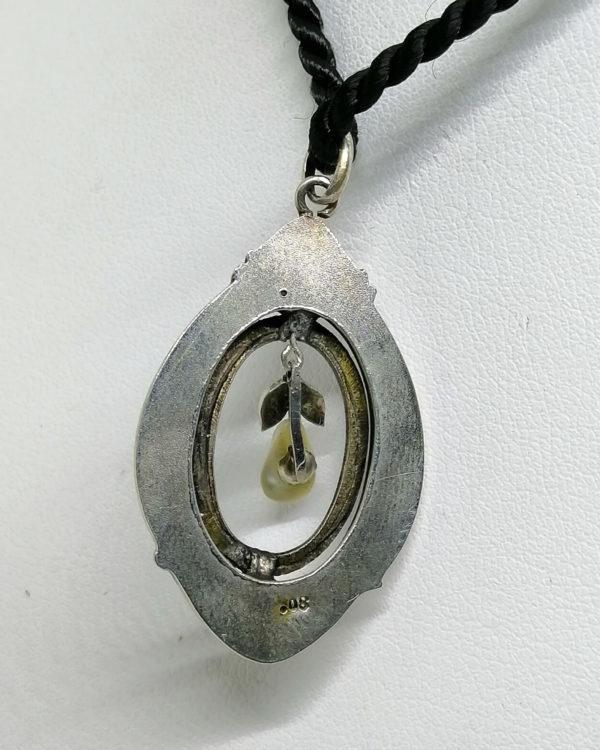 pendentif argent avec émail bleu et pampille avec perle, vers 1900.