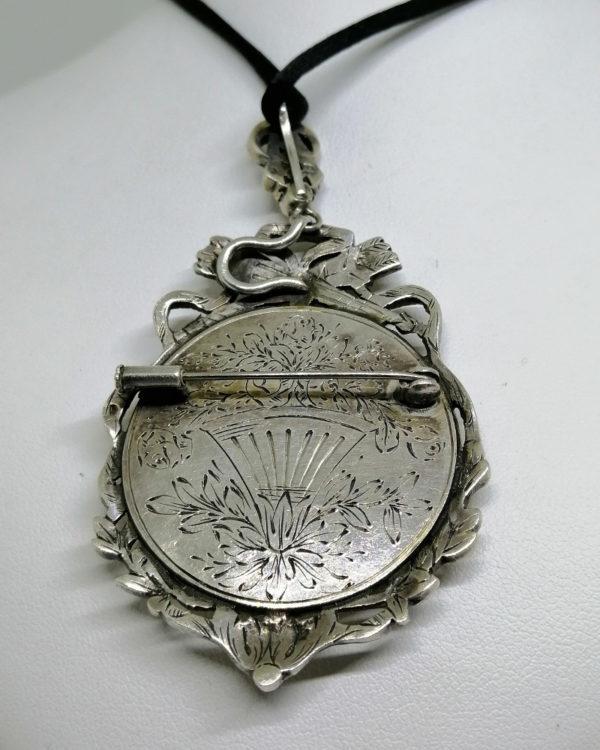 Pendentif/broche en argent avec miniature sur ivoire et entièrement pavé de marcasites vers 1880.