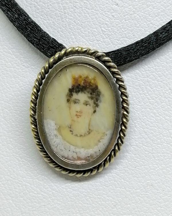 pendentif argent vermeil, avec femme en miniature vers1900