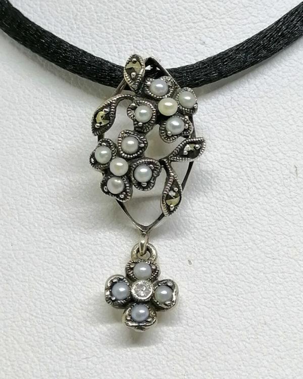 pendentif argent avec sertie de perles, marcasites et petit diamant, vers 1900.