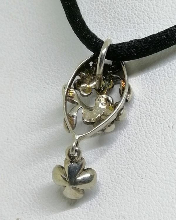 pendentif argent avec sertie de perles, marcasites, et un petit diamant, vers 1900.