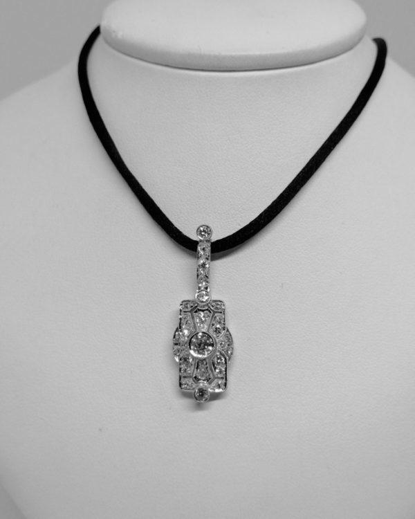 pendentif en or gris 14ct avec pavage de diamants art déco vers 1930.