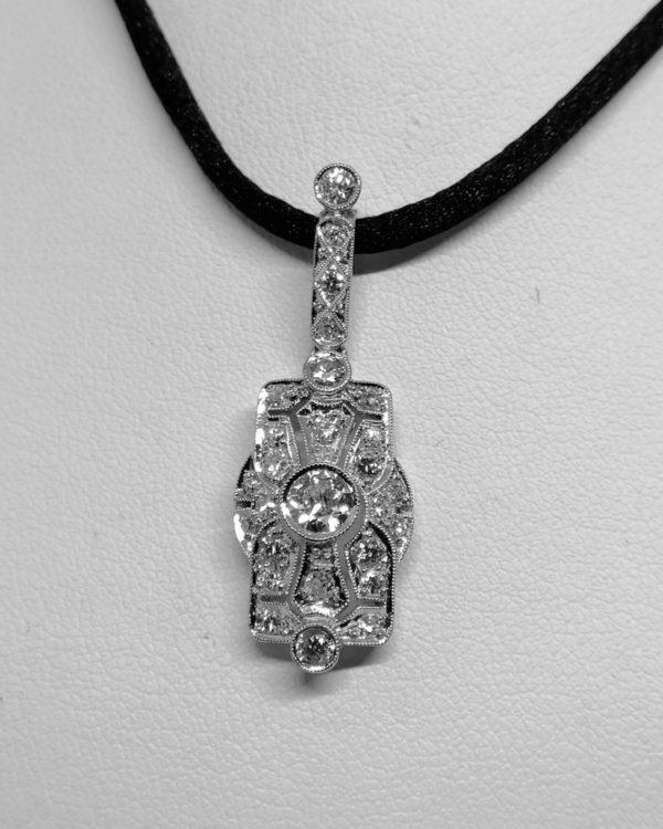 pendentif en or gris 14ct avec pavage de diamants art déco vers 1930.