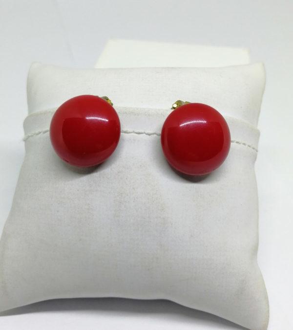 Boucles d'oreilles, clip, demi-boule en verre rouge.