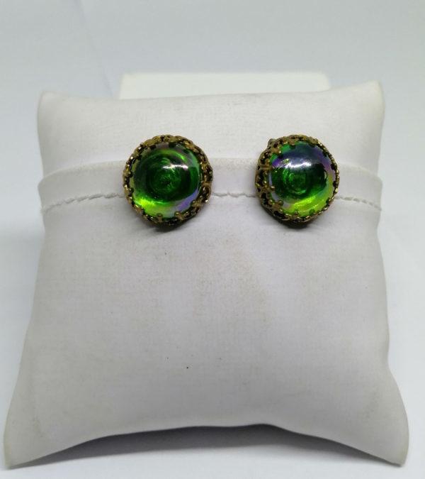 Boucles d'oreilles en laiton jaune et demi-boule verte.