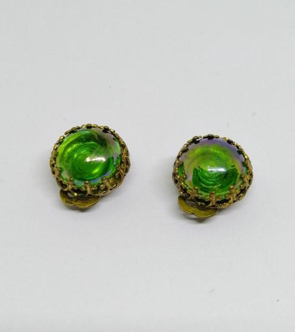 Boucles d'oreilles en laiton jaune et demi-boule verte. – Image 2