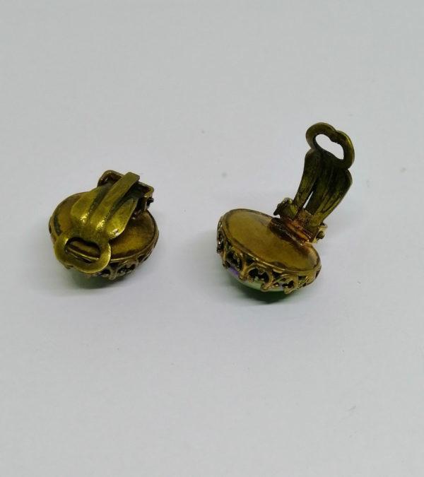 Boucles d'oreilles en laiton jaune et demi-boule verte. – Image 3