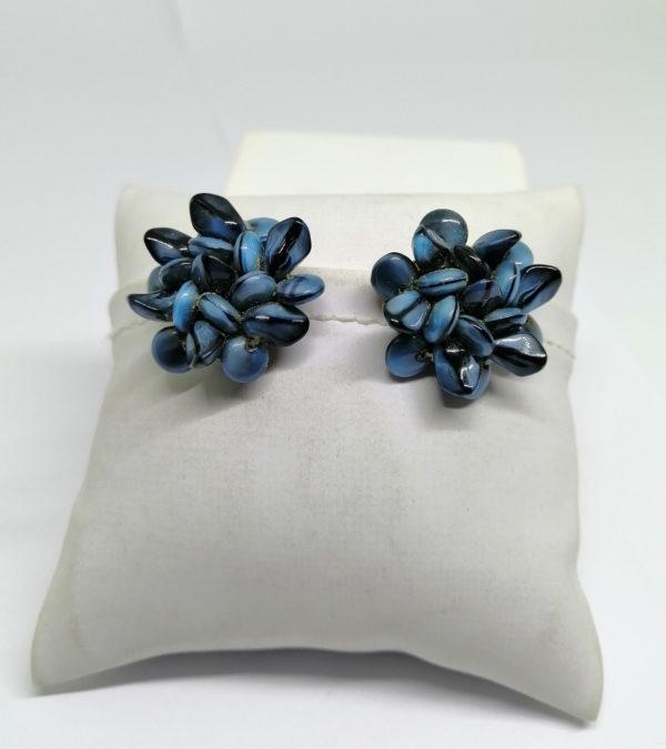 Boucles d'oreilles, clip, assemblage en verre de couleur bleu et noir.