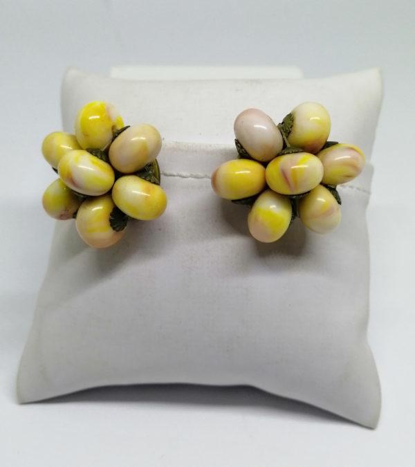 Boucles d'oreilles clip avec boules mordoré de jaune.