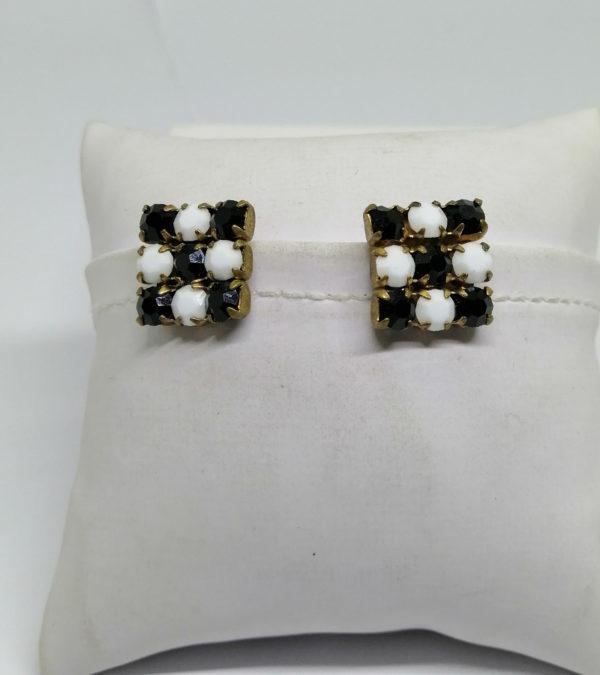 Boucles d'oreilles, clip, en noir et blanc de forme carré.