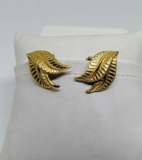 Paire de boucles d'oreilles en clip et plaqué or.