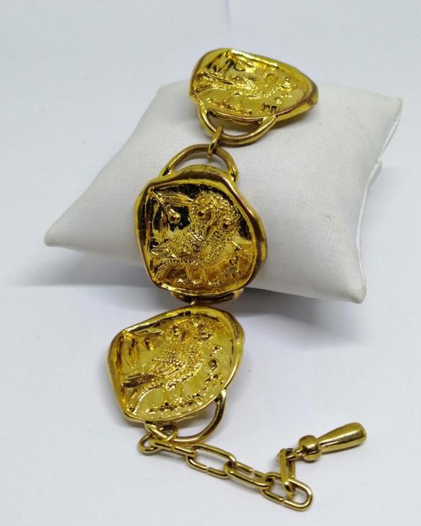 Bracelet en métal jaune doré, avec motif de chouettes signé Buffet. – Image 2