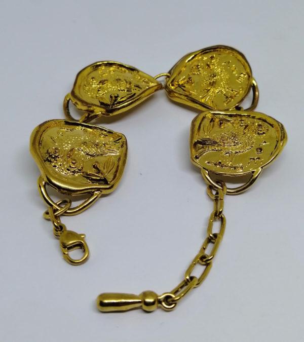Bracelet en métal jaune doré, avec motif de chouettes signé Buffet. – Image 4
