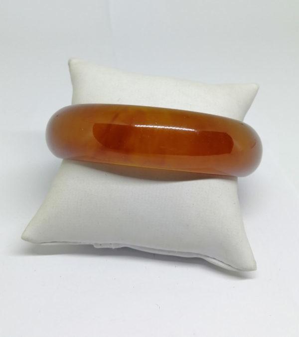 Bracelet demi-jonc, en bakélite couleur ambre.