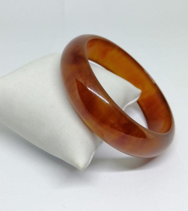 Bracelet demi-jonc, en bakélite couleur ambre. – Image 2