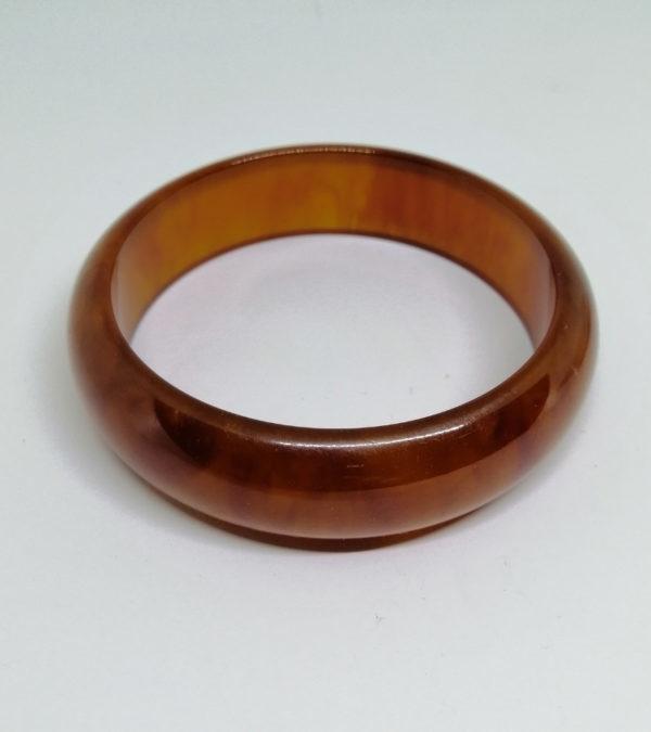 Bracelet demi-jonc, en bakélite couleur ambre. – Image 3