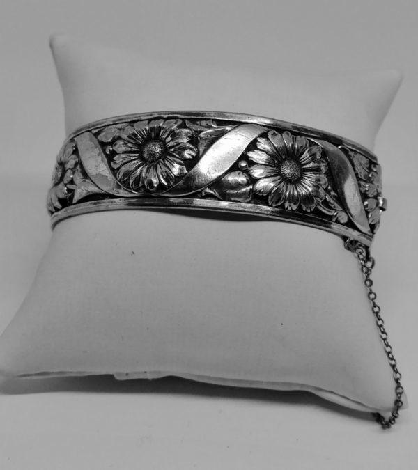 Bracelet jonc en métal argenté, motif de marguerites et ruban, Art Nouveau.