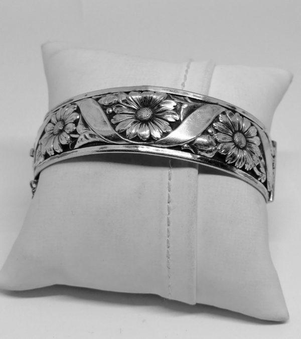 Bracelet jonc en métal argenté, motif de marguerites et ruban, Art Nouveau. – Image 2