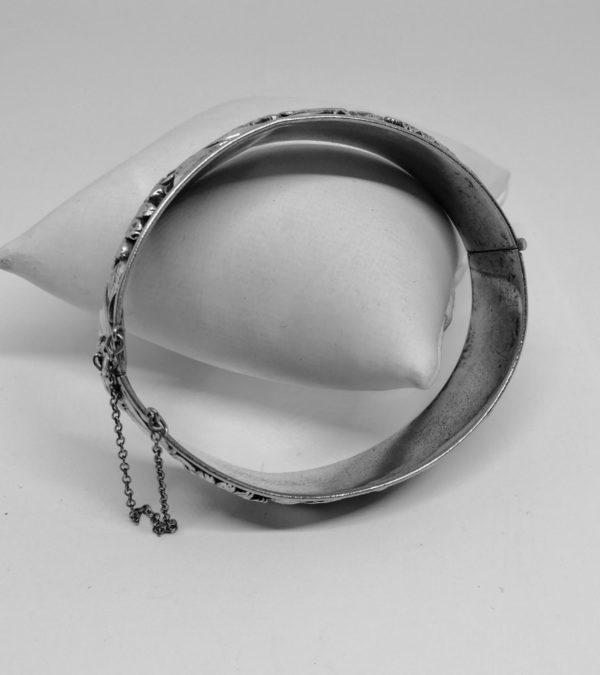 Bracelet jonc en métal argenté, motif de marguerites et ruban, Art Nouveau. – Image 3