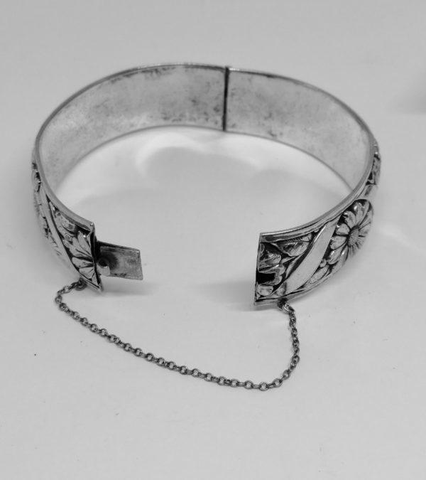 Bracelet jonc en métal argenté, motif de marguerites et ruban, Art Nouveau. – Image 4