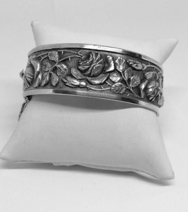 Bracelet jonc, en métal argenté , motifs de roses en relief, Art Nouveau.