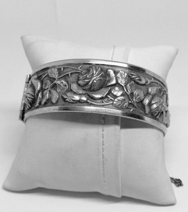 Bracelet jonc, en métal argenté , motifs de roses en relief, Art Nouveau. – Image 2