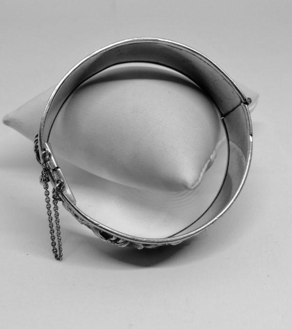 Bracelet jonc, en métal argenté , motifs de roses en relief, Art Nouveau. – Image 3